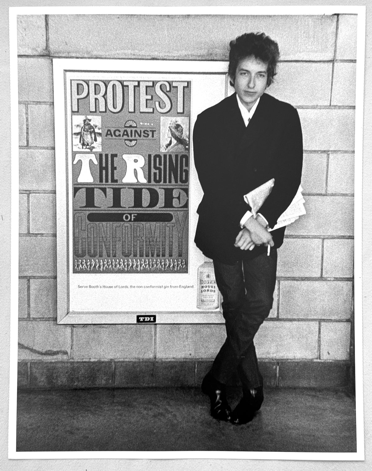 Bob Dylan, Newark, New Jersey, 1964, photographed by Daniel Kramer. Vintage artwork, printed in 1964.
