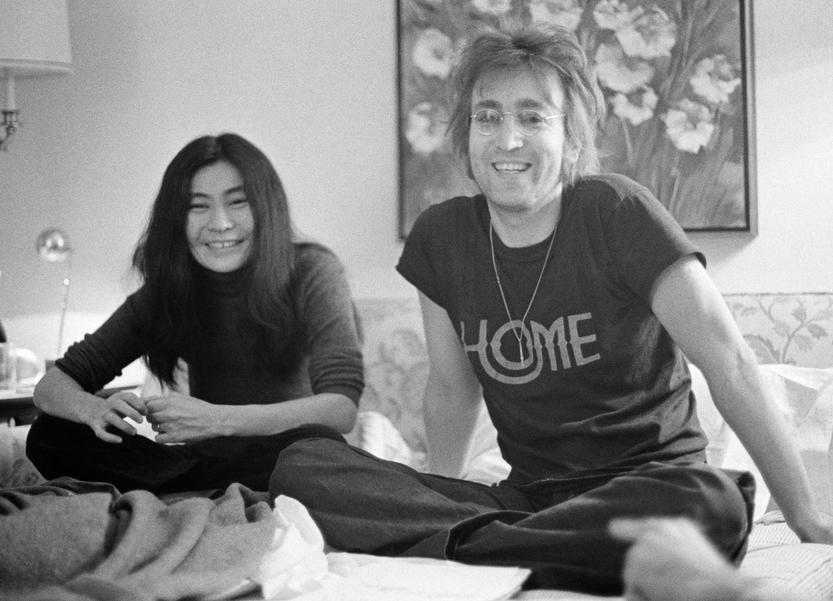 John Lennon & Yoko Ono, St. Moritz Hotel, New York City, 1972, photographed by Bob Gruen.