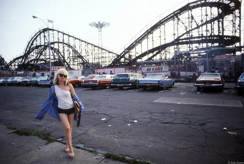 Debbie Harry in Coney Island, New York, 1977 – Fine Art Photograph by Bob Gruen