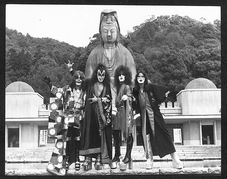 Original vintage gelatin silver photograph of Kiss at the Great Buddha, Kamakura, Japan, 1977, photographed by Bob Gruen.