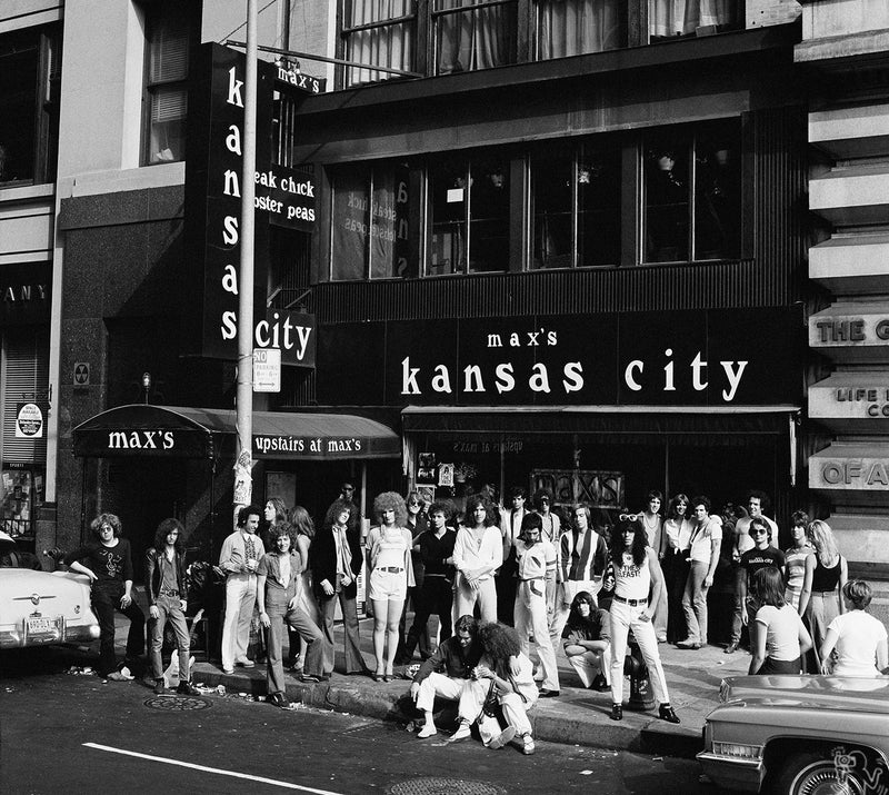 Max’s Kansas City, New York, 1977, photographed by Bob Gruen.